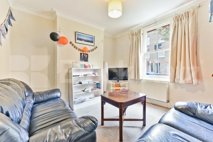 Stylish Georgian town house arranged over three floors & two Bathrooms Henshaw Street, Elephant and Castle/Borough